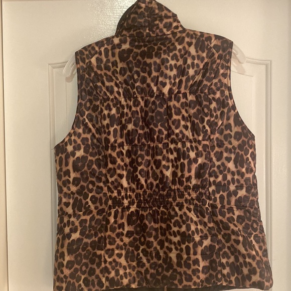 Chicos Leopard Vest w/ front pockets and zipper. Back elastic fur fit. Adorable - Picture 6 of 7